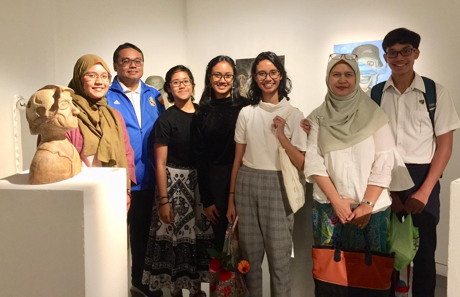 Sarah and her family at the SOTA IB Visual Arts Graduating Cohort Showcase 2019